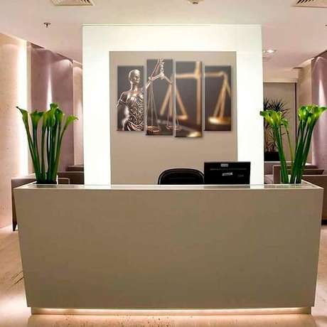 21. Os quadros para escritório trazem elegância ao espaço. Fonte: Pinterest 21. Os quadros para escritório trazem elegância ao espaço. Fonte: Pinterest