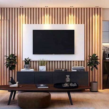 85. Painel branco com rack preta para sala de tv – Via: Pinterest 85. Painel branco com rack preta para sala de tv – Via: Pinterest