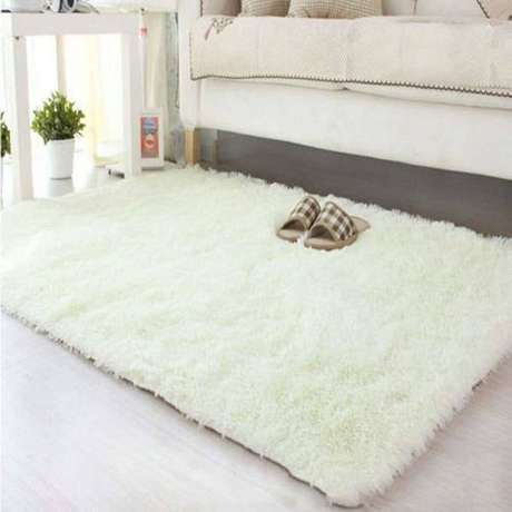 40. Tapete felpudo branco é um clássico da decoração – Foto: Via Pinterest 40. Tapete felpudo branco é um clássico da decoração – Foto: Via Pinterest