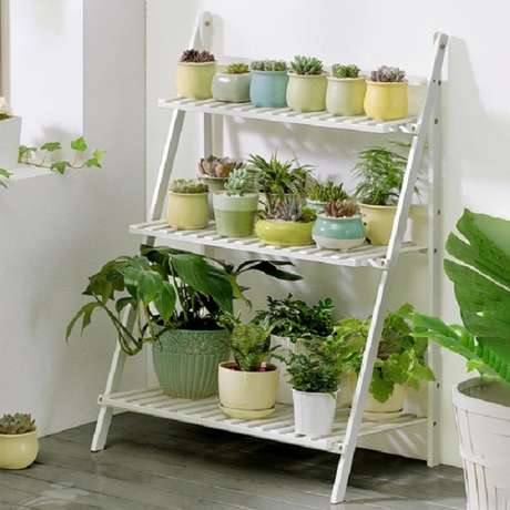 19. Apostar em vasos coloridos para suculentas também trazem um ar mais divertido a seu jardim – Foto: Via Pinterest 19. Apostar em vasos coloridos para suculentas também trazem um ar mais divertido a seu jardim – Foto: Via Pinterest