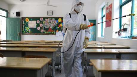 Sala de aula sendo higienizada; fechamento de escolas ajuda a evitar também a contaminação de adultos