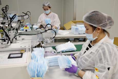 Funcionários de fábrica de máscaras em Taiwan
06/04/2020
REUTERS/Ann Wang