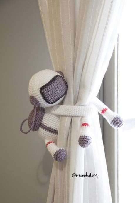 16. Prendedor de cortina amigurumi – Via: Pinterest 16. Prendedor de cortina amigurumi – Via: Pinterest