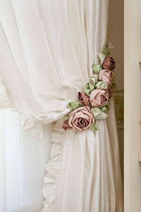 30. Prendedor de cortina com flor de tecido – Via: Homebnc 30. Prendedor de cortina com flor de tecido – Via: Homebnc