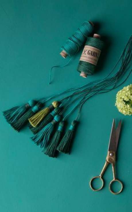 33. Prendedor de cortina com linha verde – Via: DIY 33. Prendedor de cortina com linha verde – Via: DIY