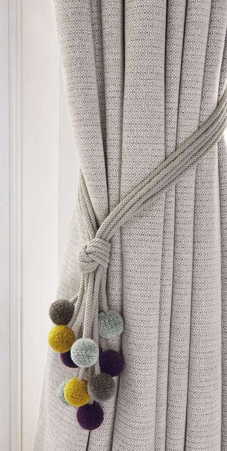 37. Prendedor de cortina com pompom colorido – Via: Pinterest 37. Prendedor de cortina com pompom colorido – Via: Pinterest