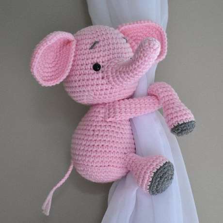 39. Prendedor de cortina de crochê para quarto infantil – Via: Pinterest 39. Prendedor de cortina de crochê para quarto infantil – Via: Pinterest