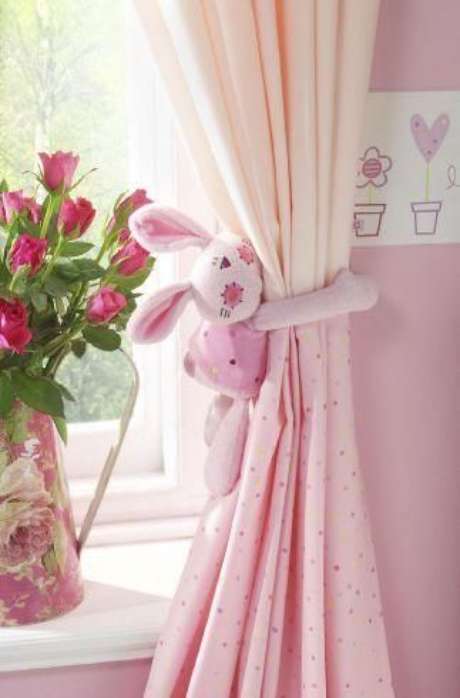 46. Use pelúcias para decorar sua cortina – Via: Pinterest 46. Use pelúcias para decorar sua cortina – Via: Pinterest