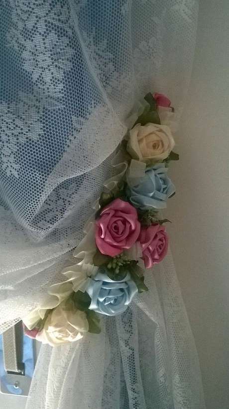 63. Prendedor de cortina com flores – Via: Pinterest 63. Prendedor de cortina com flores – Via: Pinterest