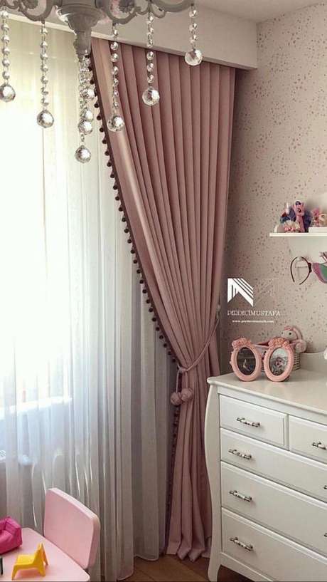 9. Quarto com prendedor de cortina de pompom – Via: Pinterest 9. Quarto com prendedor de cortina de pompom – Via: Pinterest
