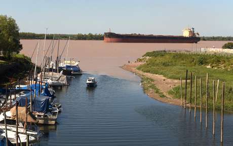 Navio passa pelo rio Paraná na região de Rosario, Argentina 
07/04/2020
REUTERS/Stringer