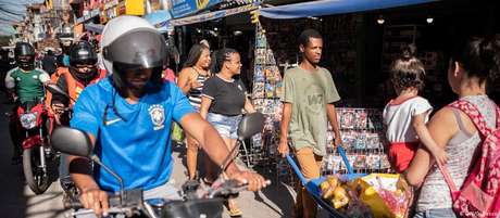 Pessoas caminham próximas umas às outras na favela Paraisópolis, em São Paulo, apesar da epidemia de covid-19 Pessoas caminham próximas umas às outras na favela Paraisópolis, em São Paulo, apesar da epidemia de covid-19