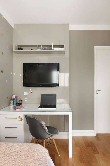 14. Decoração com escrivaninha para quarto pequeno com adesivos de bolinhas douradas e rosas na parede 14. Decoração com escrivaninha para quarto pequeno com adesivos de bolinhas douradas e rosas na parede