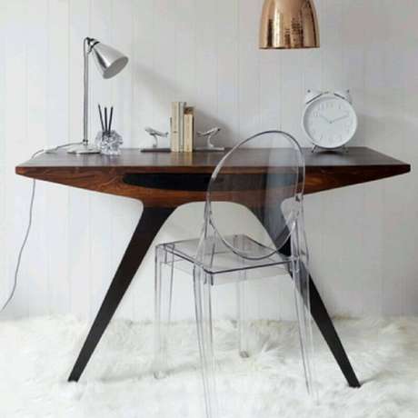 11. Decoração com escrivaninha pequena com design arrojado e cadeira de acrílico transparente 11. Decoração com escrivaninha pequena com design arrojado e cadeira de acrílico transparente