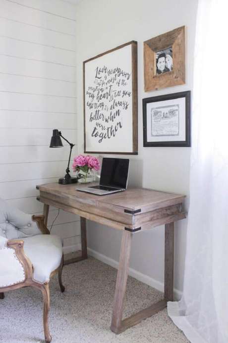 17. Além da escrivaninha simples e pequena, também é importante escolher uma cadeira ou poltrona bem confortável para o seu home office 17. Além da escrivaninha simples e pequena, também é importante escolher uma cadeira ou poltrona bem confortável para o seu home office