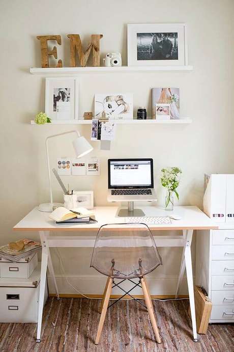 20. Decoração clean com escrivaninha simples branca 20. Decoração clean com escrivaninha simples branca