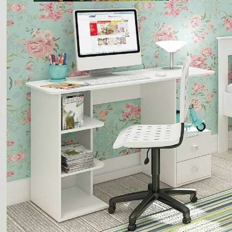 23. O papel de parede floral deu pais destaque para a escrivaninha pequena e branca 23. O papel de parede floral deu pais destaque para a escrivaninha pequena e branca