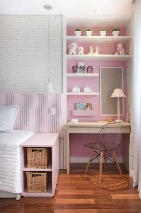 29. Decoração para quarto de menina com escrivaninha para quarto pequeno e papel de parede cor de rosa 29. Decoração para quarto de menina com escrivaninha para quarto pequeno e papel de parede cor de rosa