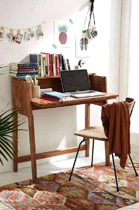6. Modelo de escrivaninha simples para decoração rústica com tapete estampado 6. Modelo de escrivaninha simples para decoração rústica com tapete estampado