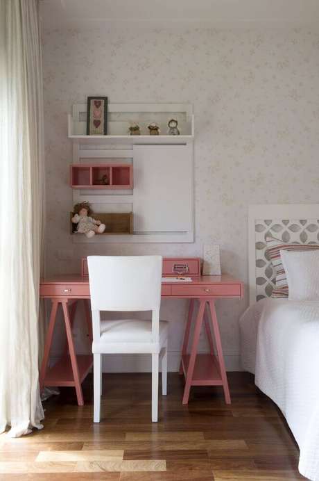 50. O modelo cor de rosa da escrivaninha pequena para quarto garantiu um toque de cor bem delicado ao ambiente 50. O modelo cor de rosa da escrivaninha pequena para quarto garantiu um toque de cor bem delicado ao ambiente