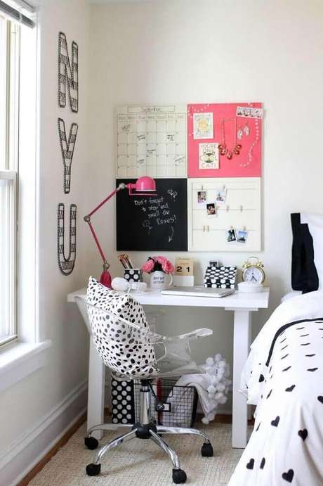 58. Decoração com modelo simples de escrivaninha para quarto pequeno com mural para recados 58. Decoração com modelo simples de escrivaninha para quarto pequeno com mural para recados