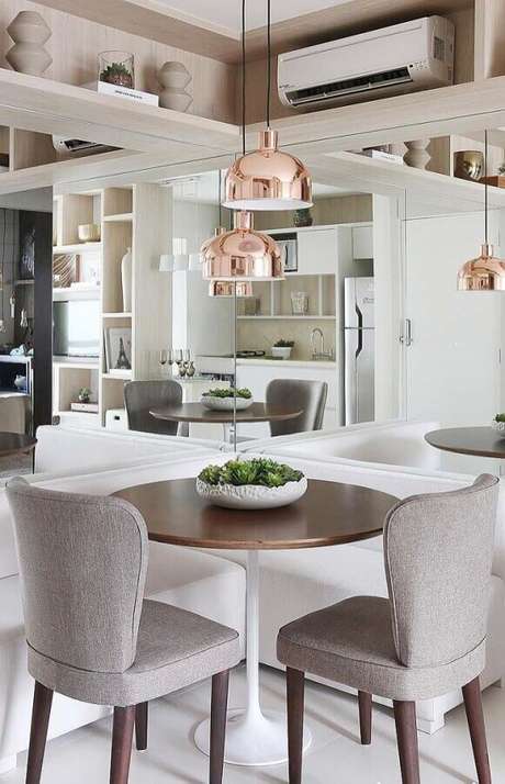 8. Parede espelhada para sala de jantar de apartamento decorado com canto alemão – Foto: Webcomunica 8. Parede espelhada para sala de jantar de apartamento decorado com canto alemão – Foto: Webcomunica