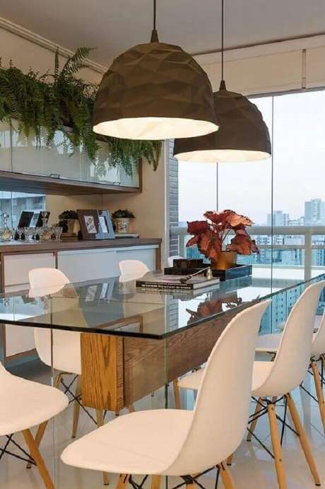 14. A luminária pendente dá um toque charmoso e moderno para a decoração de varanda de apartamento – Foto: Marcia Acaro 14. A luminária pendente dá um toque charmoso e moderno para a decoração de varanda de apartamento – Foto: Marcia Acaro