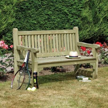 56. Banco de jardim também pode trazer cor a área – Foto: Via Pinterest 56. Banco de jardim também pode trazer cor a área – Foto: Via Pinterest