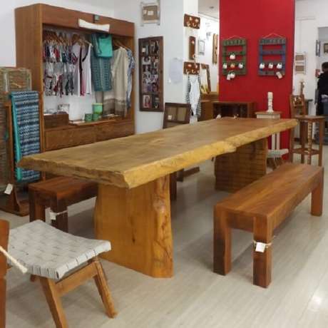 26. Modelos mais rústicos da mesa e banco de madeira também podem ser uma ótima opção de decoração – Foto: Casa e arte 26. Modelos mais rústicos da mesa e banco de madeira também podem ser uma ótima opção de decoração – Foto: Casa e arte