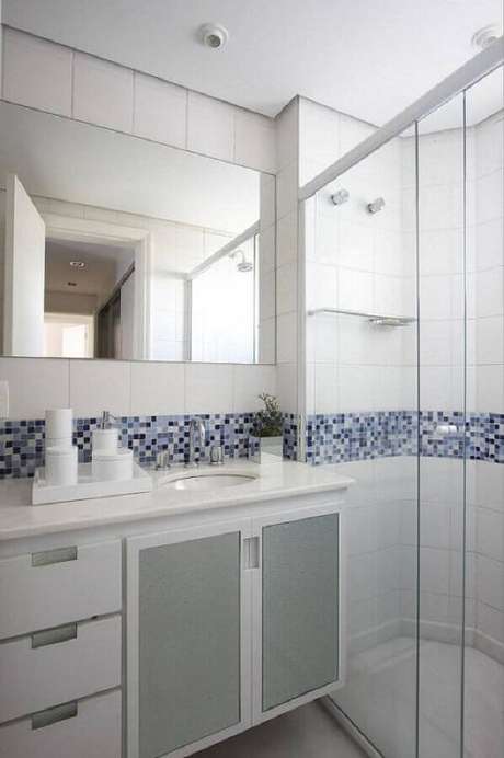 7. Banheiro de apartamento decorado todo branco com faixa de pastilhas azuis – Foto: Leo Shehtman 7. Banheiro de apartamento decorado todo branco com faixa de pastilhas azuis – Foto: Leo Shehtman