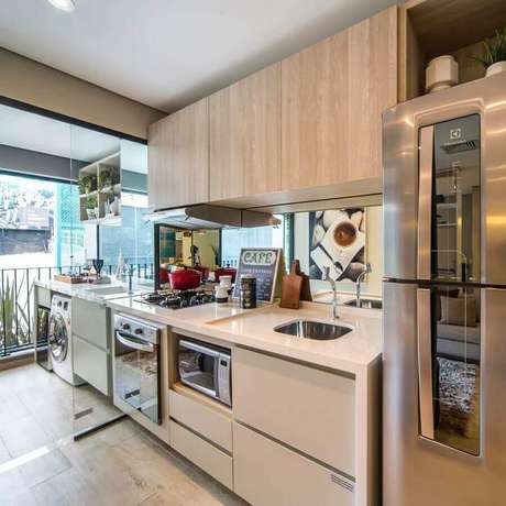 5. Invista em cores claras e móveis planejados para a cozinha de apartamento decorada – Foto: Webcomunica 5. Invista em cores claras e móveis planejados para a cozinha de apartamento decorada – Foto: Webcomunica