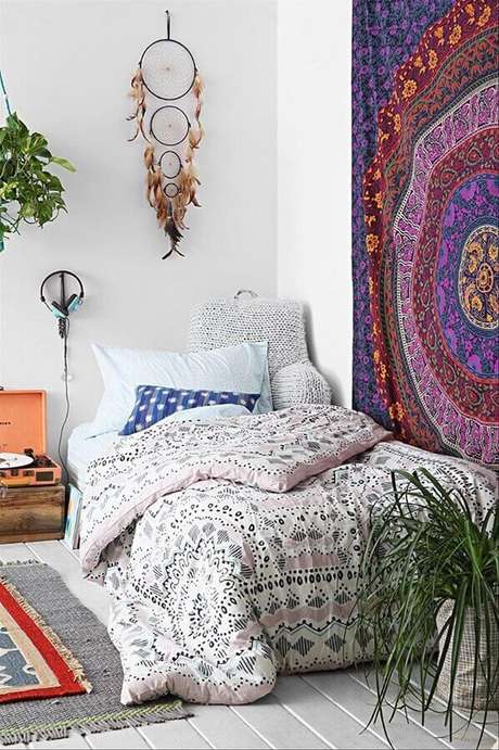 13. O filtro dos sonhos é muito utilizado na decoração do quarto, geralmente posicionado na parede da cabeceira da cama – Foto: Fresh Design Pedia 13. O filtro dos sonhos é muito utilizado na decoração do quarto, geralmente posicionado na parede da cabeceira da cama – Foto: Fresh Design Pedia