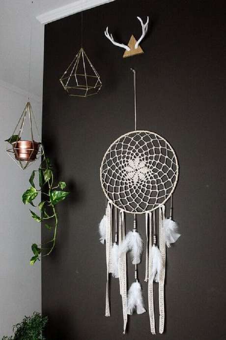 19. Decoração para parede preta com filtro dos sonhos branco – Foto: Pinterest 19. Decoração para parede preta com filtro dos sonhos branco – Foto: Pinterest