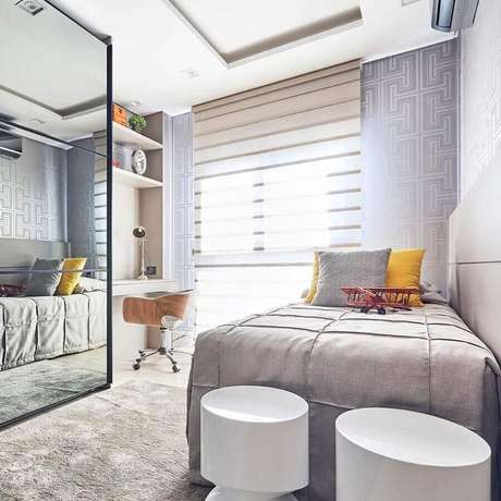 52. Decoração moderna para quarto de apartamento decorado com guarda roupa espelhado – Foto: Pinterest 52. Decoração moderna para quarto de apartamento decorado com guarda roupa espelhado – Foto: Pinterest