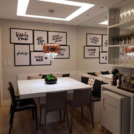 61. Sala de jantar com canto alemão para apartamento decorado – Foto: Pinterest 61. Sala de jantar com canto alemão para apartamento decorado – Foto: Pinterest