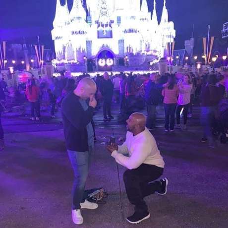 Foto de Bennett pedindo o namorado em casamento diante de castelo da Disney foi parar em programas de TV Foto de Bennett pedindo o namorado em casamento diante de castelo da Disney foi parar em programas de TV