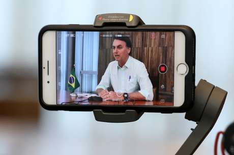 Em guerra com a Globo, Jair Bolsonaro fez aparição no SBT para falar de Páscoa e da pandemia de covid-19 Em guerra com a Globo, Jair Bolsonaro fez aparição no SBT para falar de Páscoa e da pandemia de covid-19