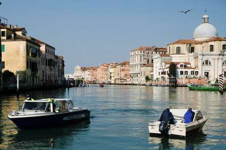Policiais conferem documentação de barco em canal de Veneza, na Itália
14/04/2020
REUTERS/Manuel Silvestri