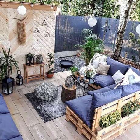 69. Jardim com sofá de palete – Via: Pinterest 69. Jardim com sofá de palete – Via: Pinterest