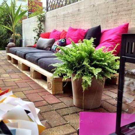 70. Jardim com sofá de palete preto e rosa – Via: Revista Artesanato 70. Jardim com sofá de palete preto e rosa – Via: Revista Artesanato