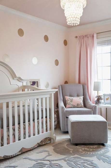 34. Papel de parede com bolinhas douradas para decoração de quarto de bebê rosa e cinza – Foto: House and Decors 34. Papel de parede com bolinhas douradas para decoração de quarto de bebê rosa e cinza – Foto: House and Decors