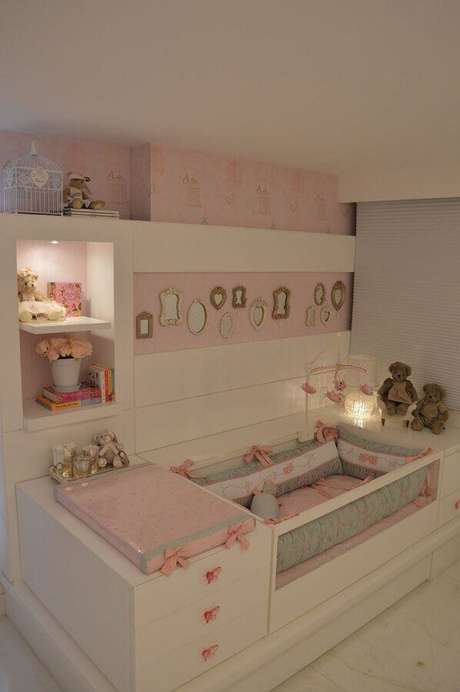 54. Quarto de bebê rosa e branco decorado com iluminação em nichos – Foto: Quatro Estações 54. Quarto de bebê rosa e branco decorado com iluminação em nichos – Foto: Quatro Estações