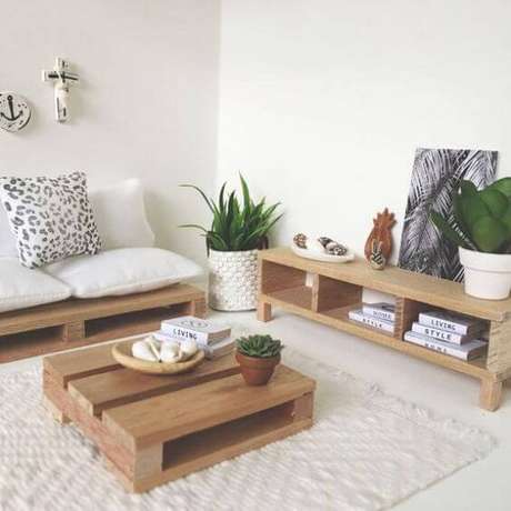 72. Sala com sofá de palete e centro de mesa combinando – Via: Pinterest 72. Sala com sofá de palete e centro de mesa combinando – Via: Pinterest