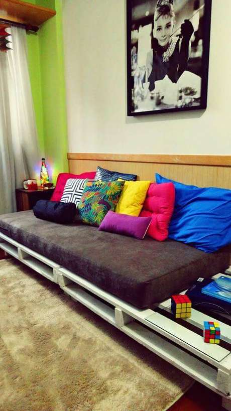 76. Sofá cama de palete com almofadas coloridas – Via: Pinterest 76. Sofá cama de palete com almofadas coloridas – Via: Pinterest