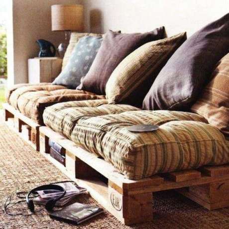46. Sofá de palete na sala de estar – Via: Pinterest 46. Sofá de palete na sala de estar – Via: Pinterest