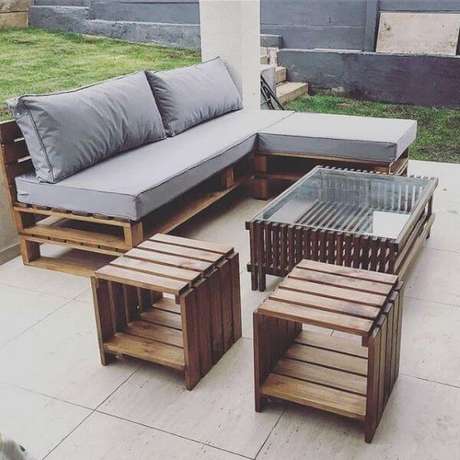 50. Sofá de palete no jardim moderno – Via: Pinterest 50. Sofá de palete no jardim moderno – Via: Pinterest