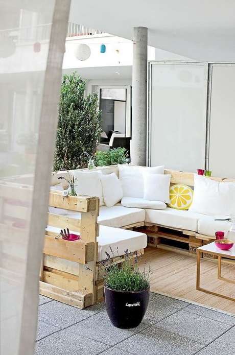 51. Sofá de palete branco no jardim – Via: Pinterest 51. Sofá de palete branco no jardim – Via: Pinterest