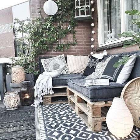 58. Sofá de palete cinza com iluminação – Via: Pinterest 58. Sofá de palete cinza com iluminação – Via: Pinterest