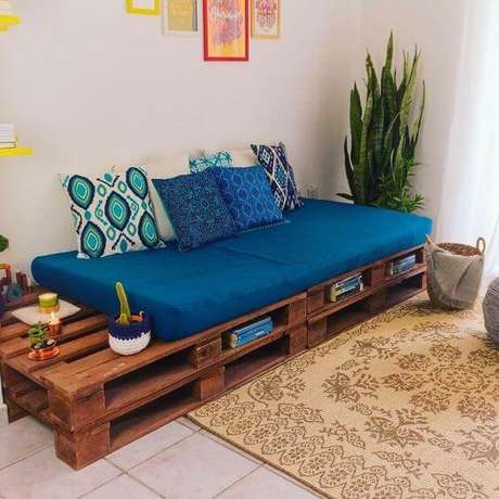 59. Sofá de palete para sala de estar – Via: Pinterest 59. Sofá de palete para sala de estar – Via: Pinterest