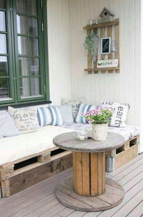 64. Varanda com sofá de palete com janela verde – Via: Pinterest 64. Varanda com sofá de palete com janela verde – Via: Pinterest